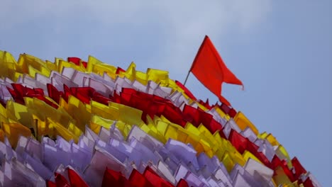 banderas llenas de color en el viento