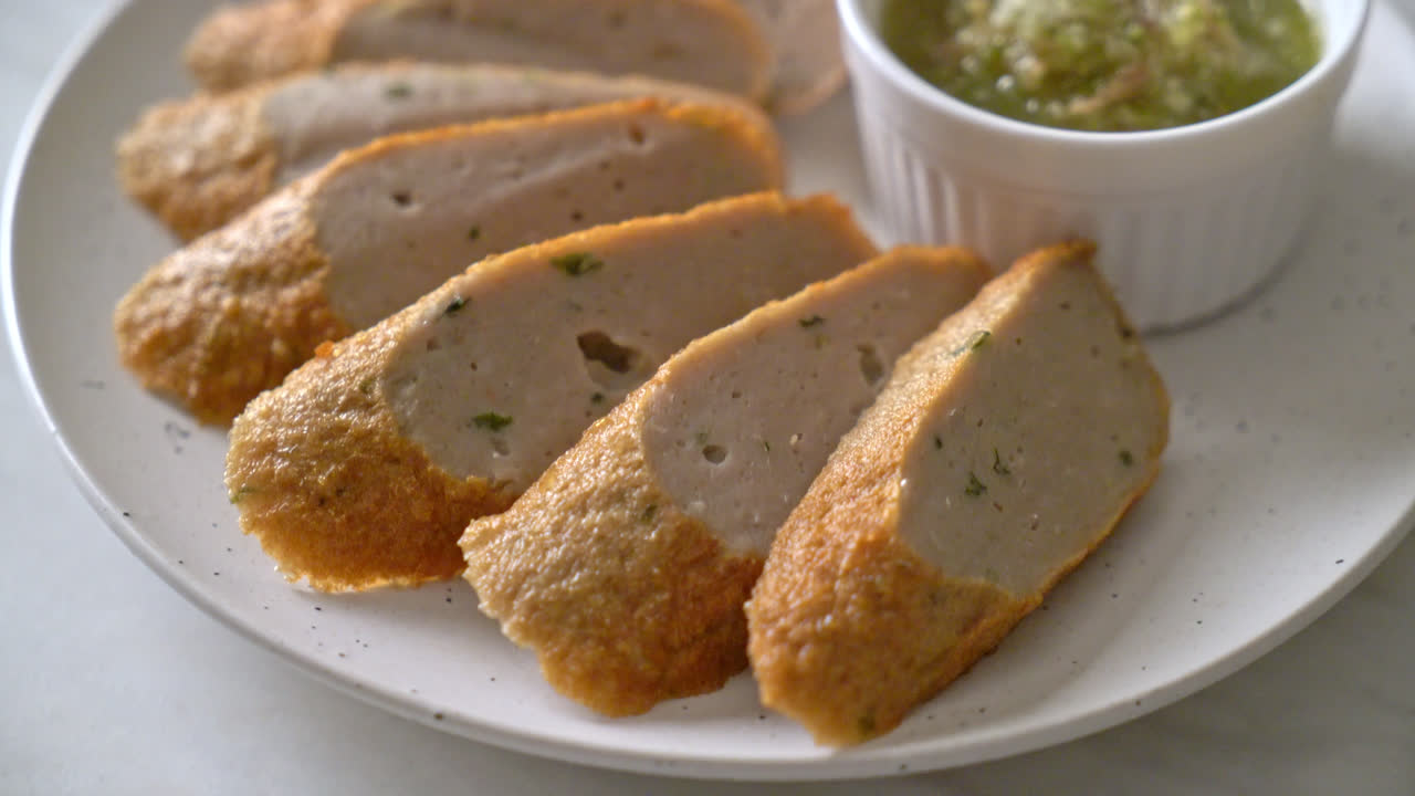 pastel de pescado chino frito o línea de bolas de pescado en rodajas con salsa de marisco picante