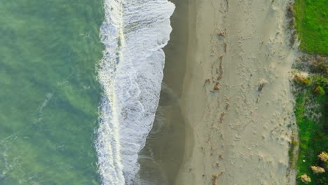 océano áspero con fondo de naturaleza de playa en lo alto vertical relajante