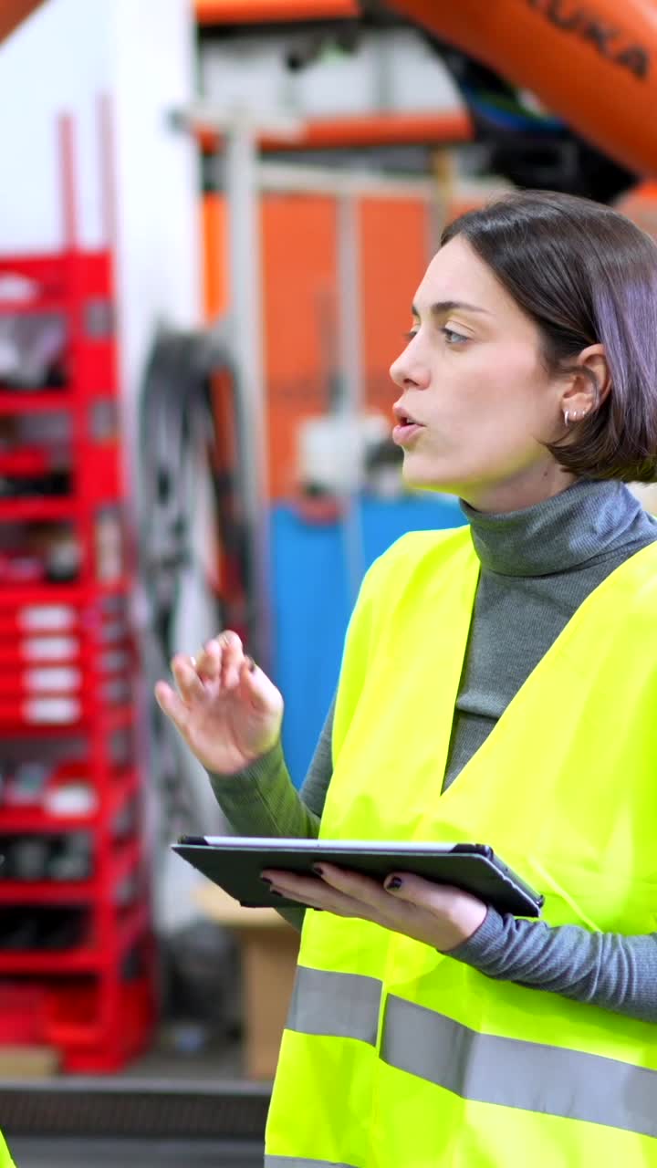 trabajadores del almacén discutiendo la gestión del inventario