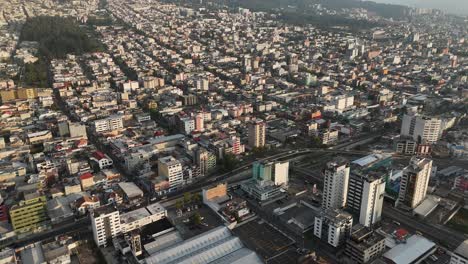 Luftbild-Drohnen-Videoaufnahmen-Von-Qutio,-Sonnenaufgang-Am-Frühen-Morgen,-Hauptstadt-Von-Ecuador,-La-Carolina,-Park,-Verkehr,-Catedral-Metropolitana-De-Quito