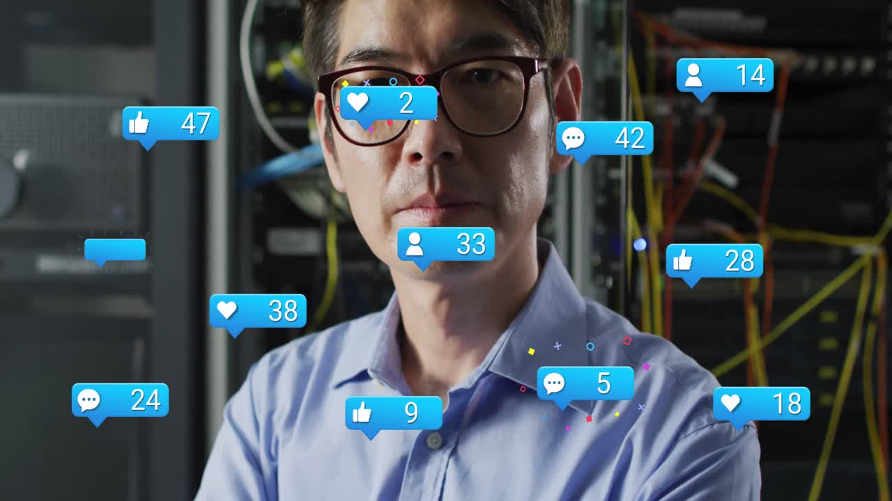 animación de iconos que caen y red de conexiones a través de un trabajador de sala de servidores masculino biracial