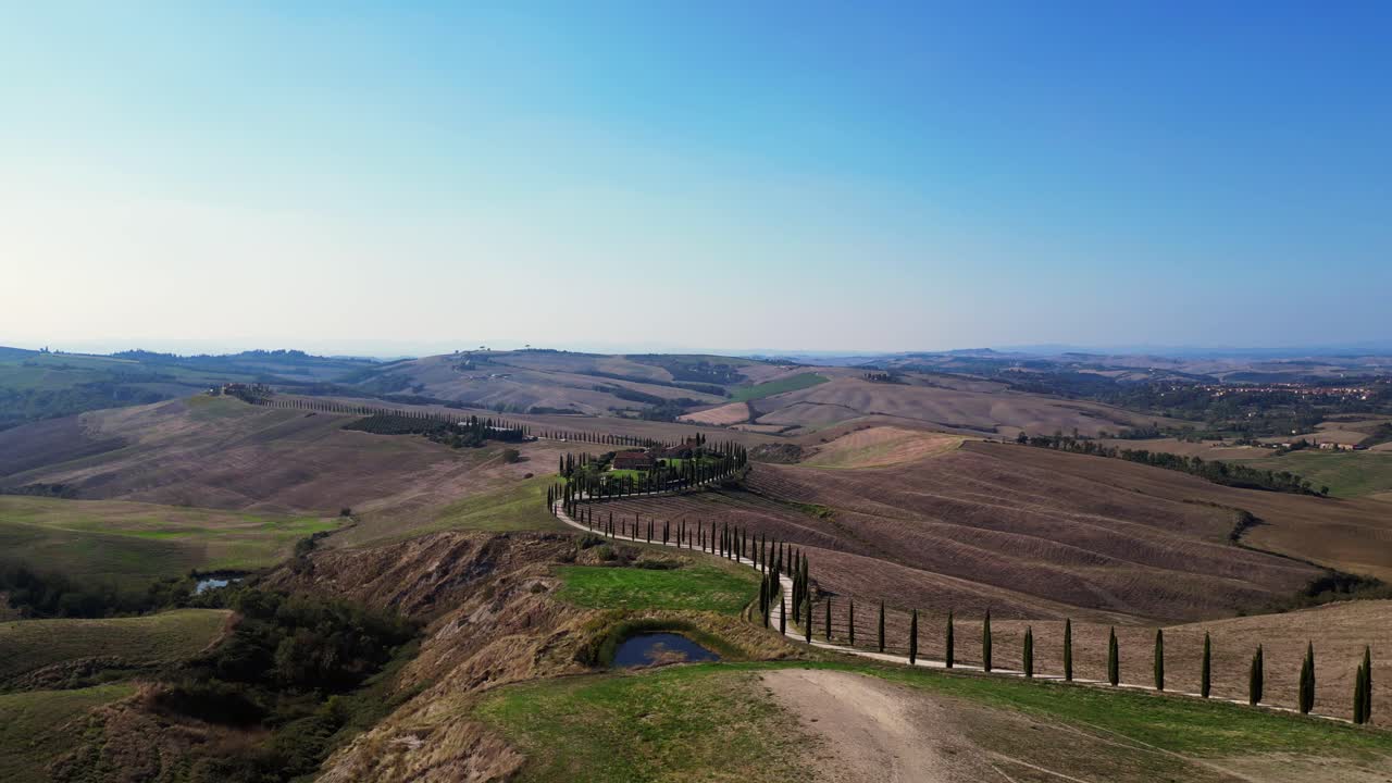 maravillosa vista aérea desde arriba vuelo toscana cipreses avenida callejón rural italia