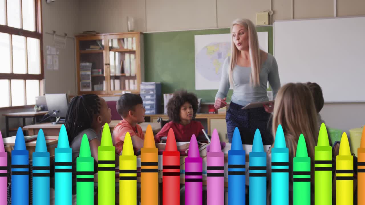 animación de varios lápices de colores sobre una maestra con escolares