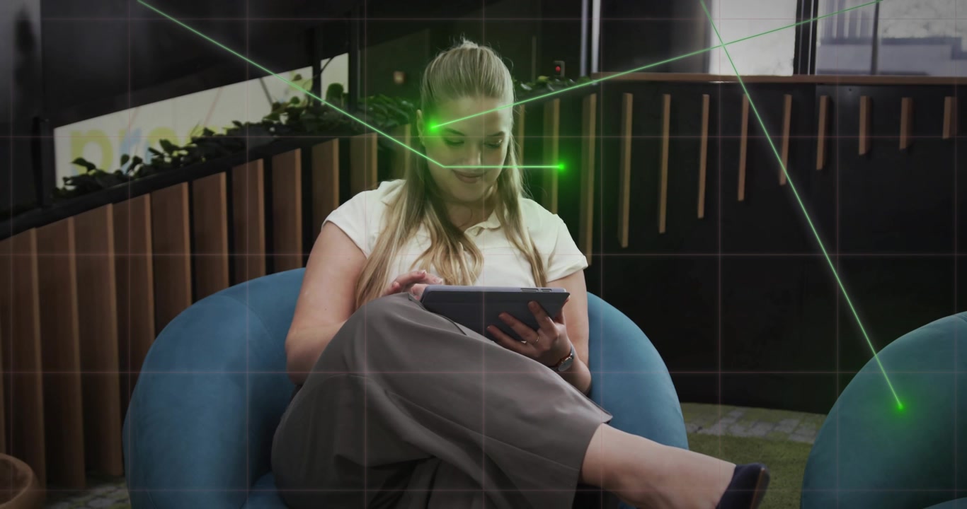 Vrouw in lounge tikt op tablet, activeert groene punten die een technologynetwerk visualiseren en vervolgens verdwijnen.