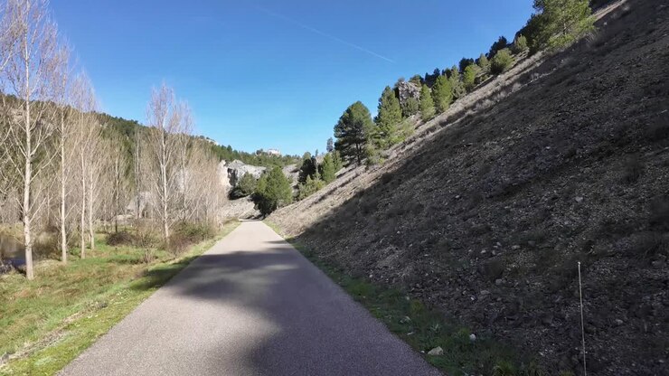 Guida in POV lungo una stretta strada di montagna accanto a un fiume a Soria, Spagna