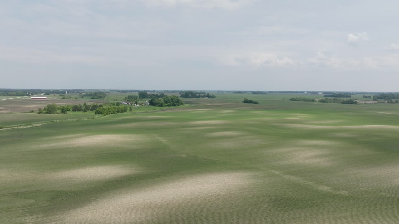 Stort landskab med græsland, ubebygget jord i et landområde. - Luftfoto