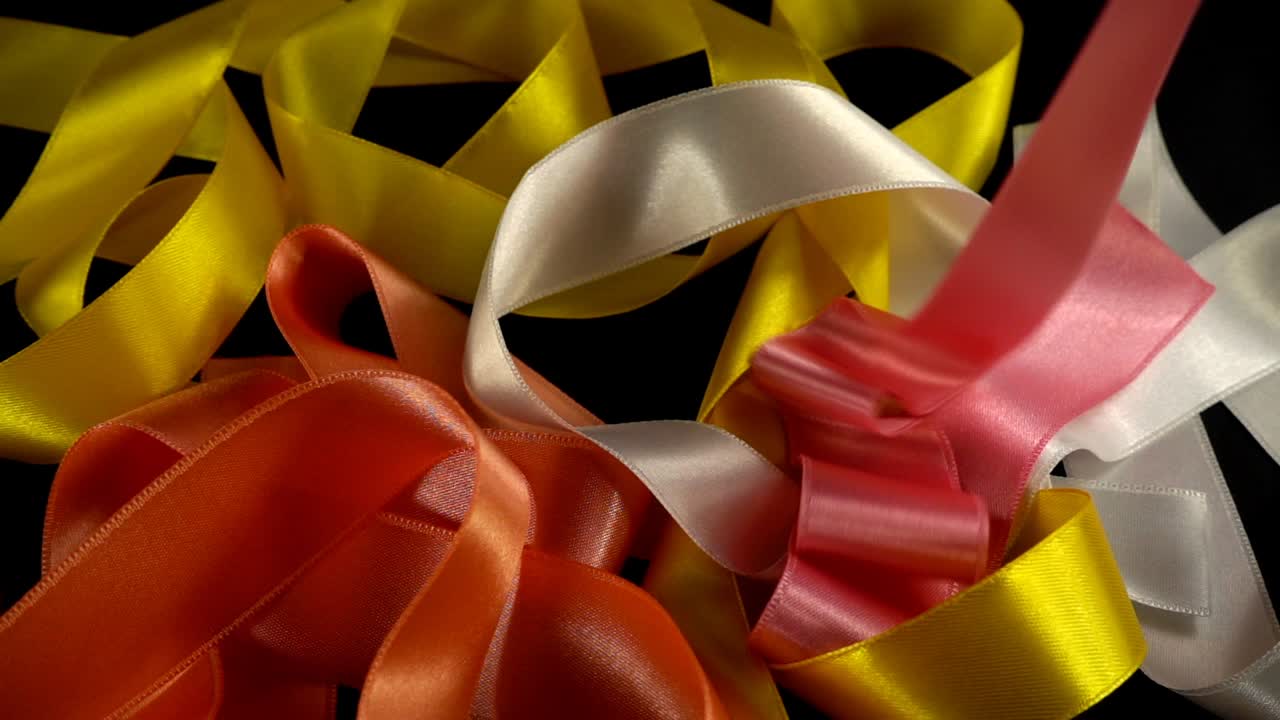 Satijnen lint op een zwarte achtergrond. Slowmotion