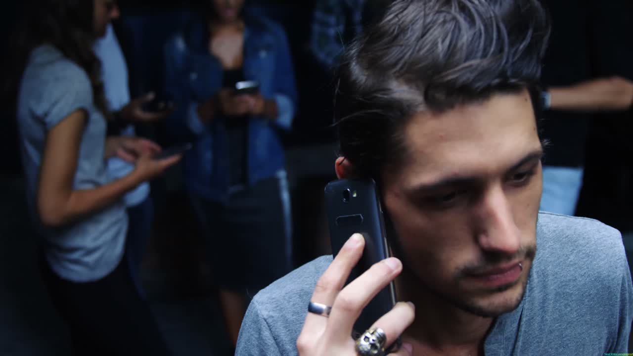 ⁇ 은 젊은이가 전화로 이야기하고 있습니다, 4k 4k