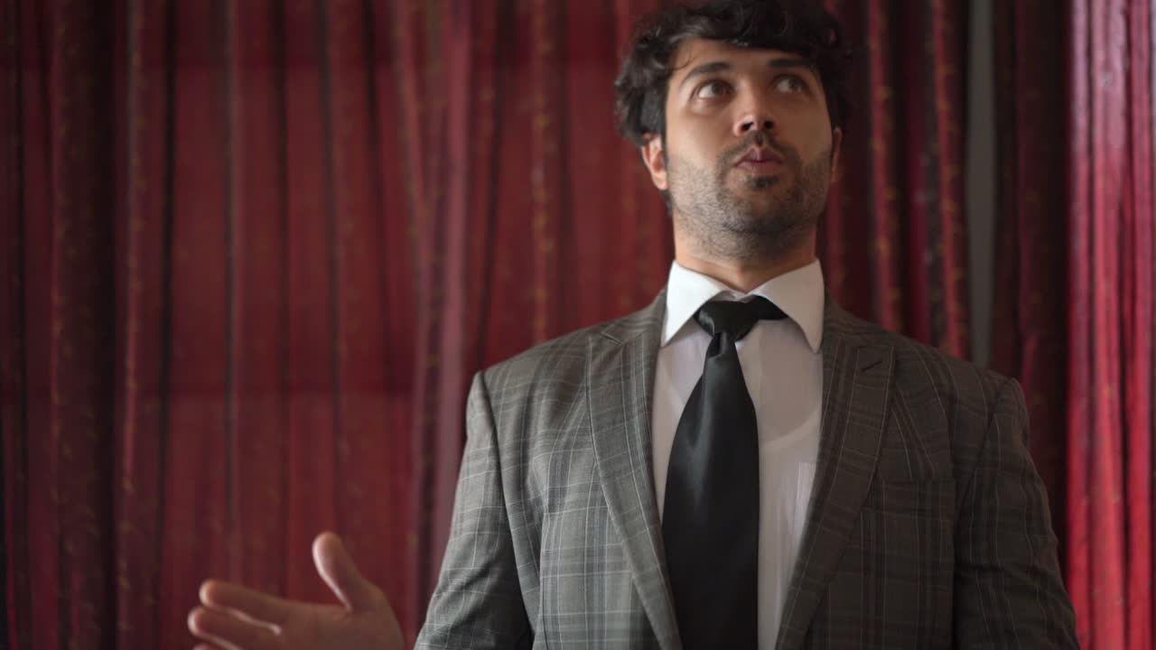 el hombre está bailando como un robot