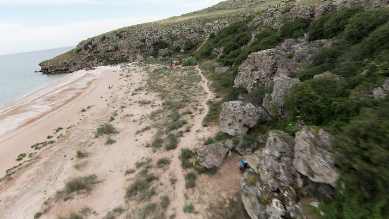 vista aérea de la playa costera y los acantilados