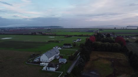 Campo-De-Granjero-Aéreo-Al-Anochecer,-Ladner-Bc