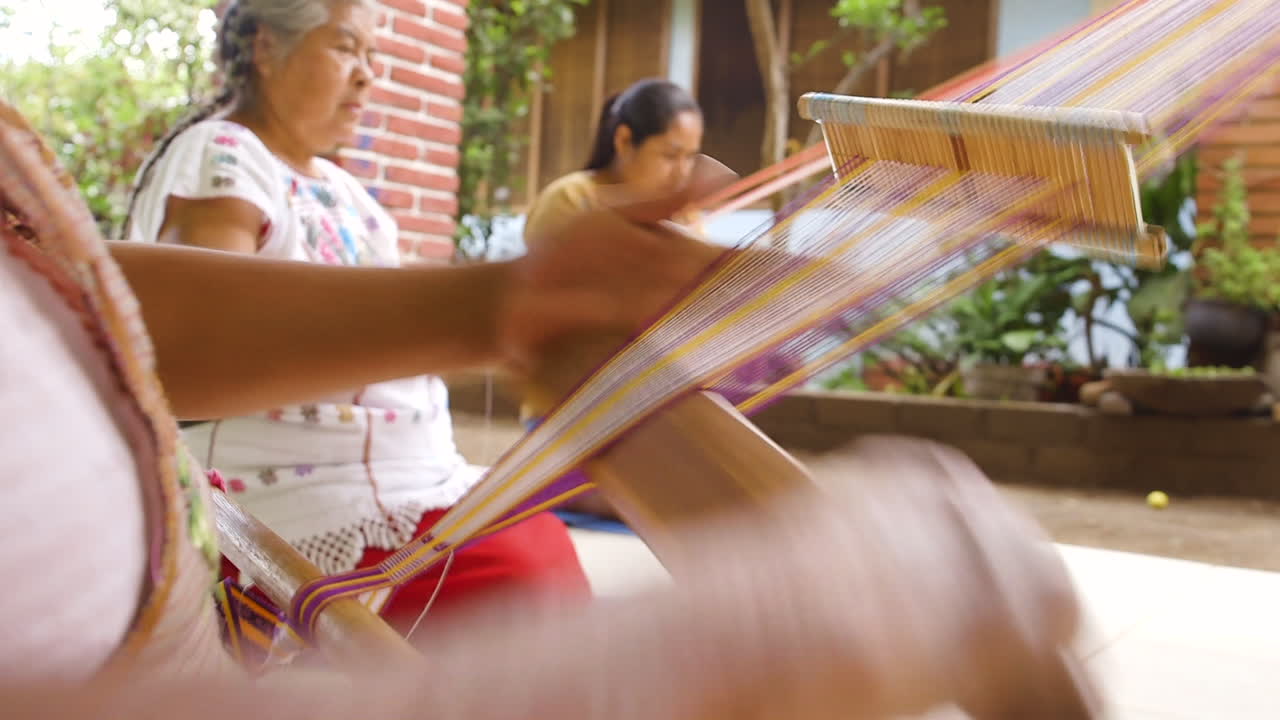 mujeres zapotecas tejiendo artesanía en oaxaca
