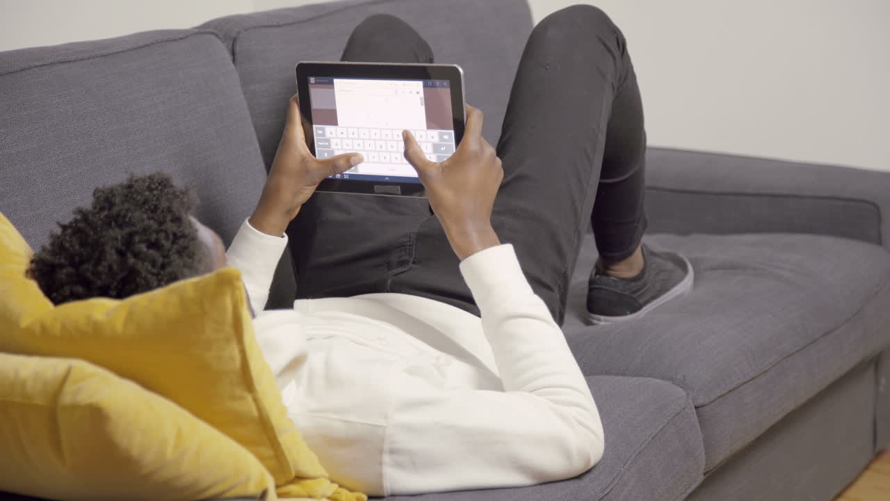 젊은 남자가 pc 태블릿에서 온라인 채팅을 위해 문자 메시지를 보내고 있다