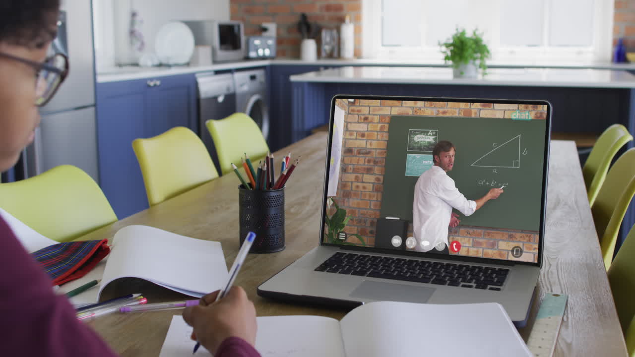 animación de una chica afroamericana que tiene lecciones en línea en una computadora portátil en casa