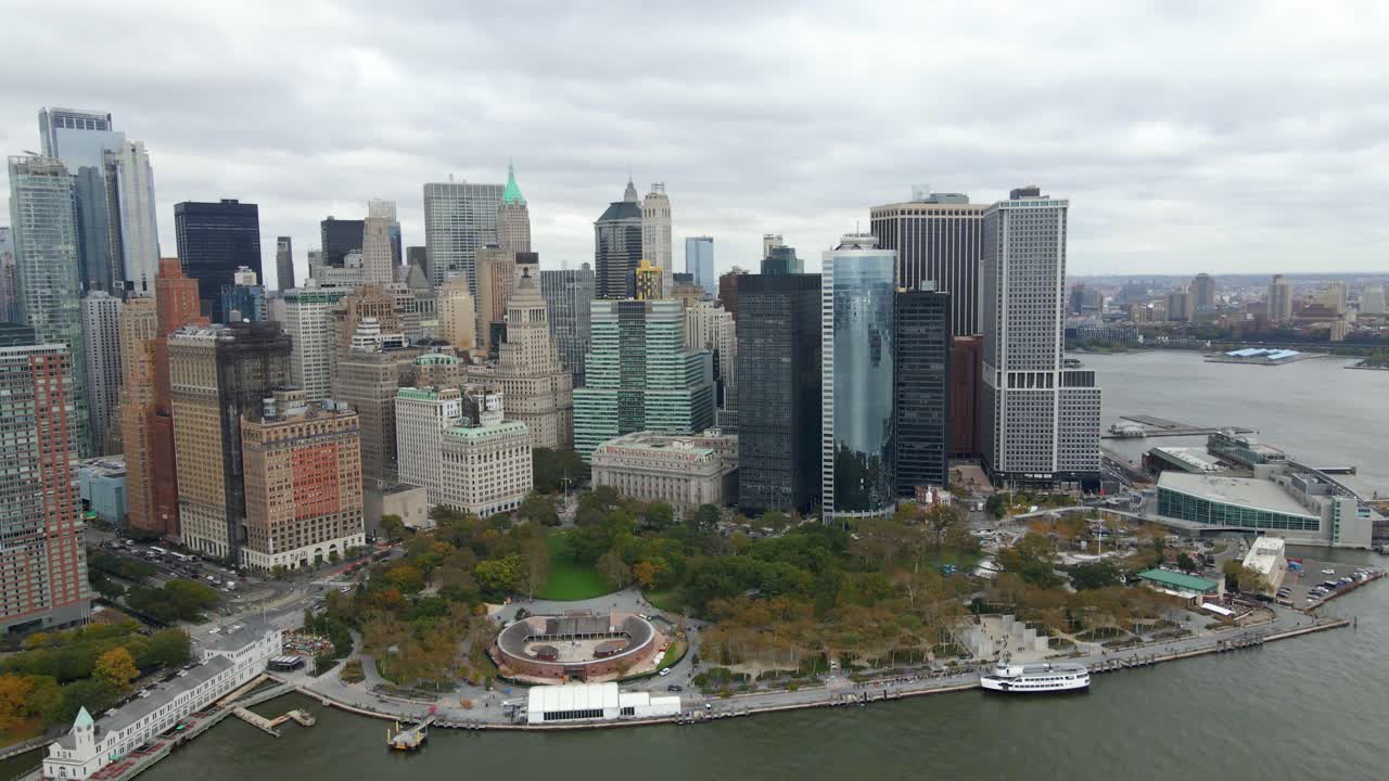 흐린 맨하탄에서 활기찬 가을 색상으로 배터리 공원을 내려다보는 공중 전망 - 추적, 드론 샷
