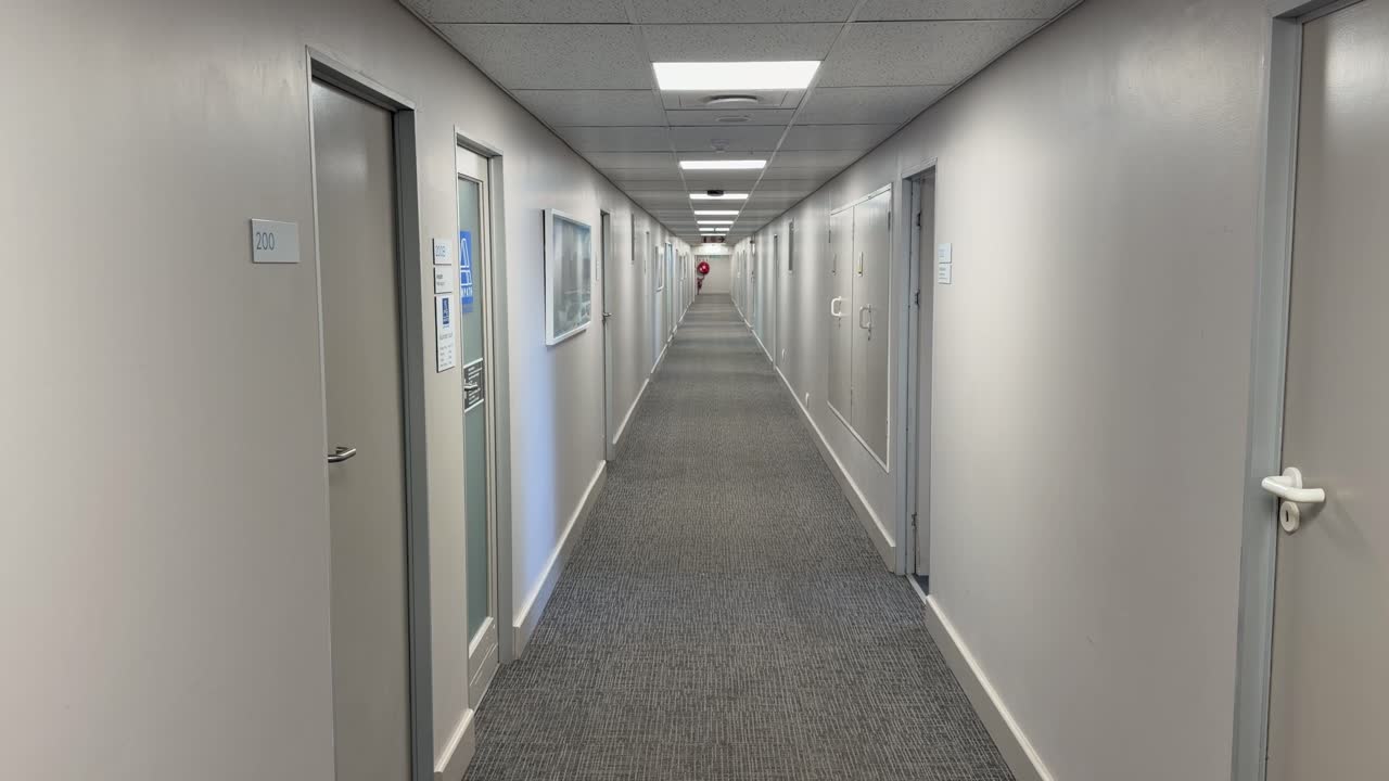 Un lungo corridoio all'interno di un ospedale.