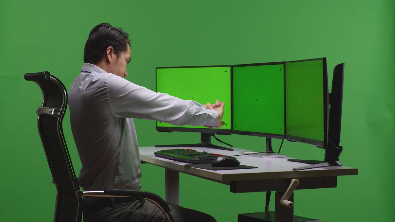 컴퓨터에서 스트레칭하는 남자