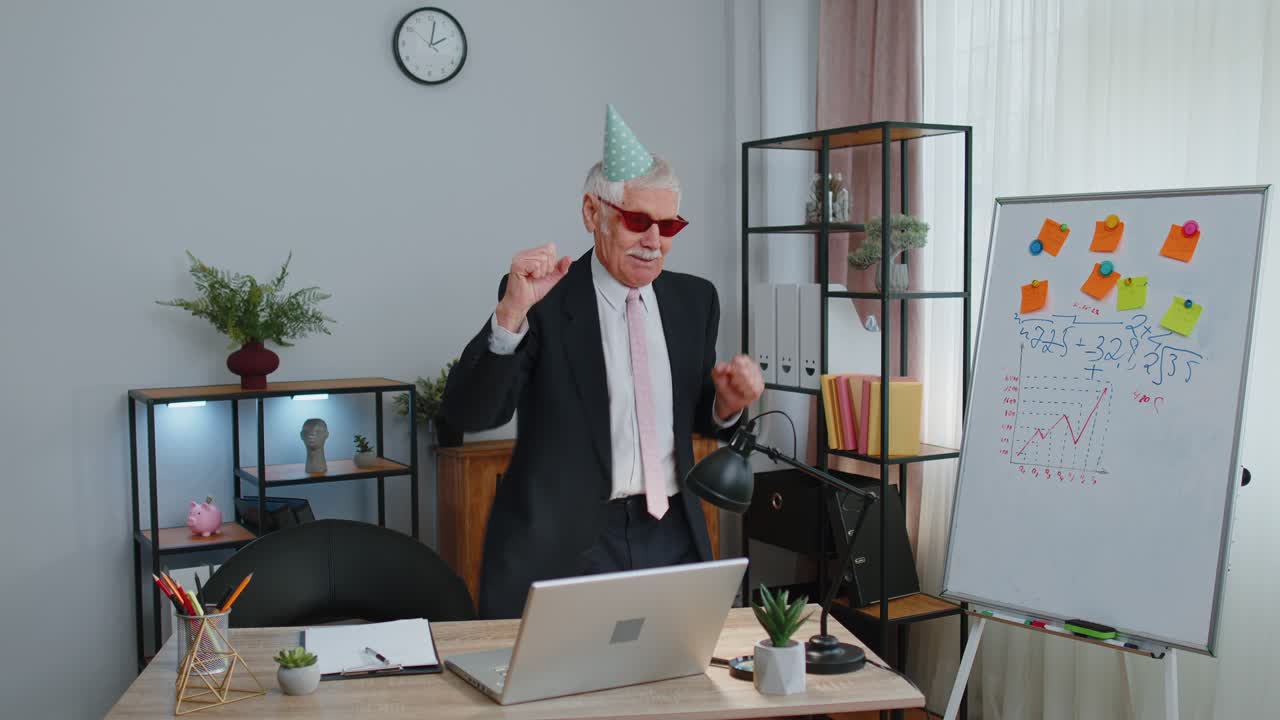 счастливый старший бизнесмен танцует, танцует победу, празднует выходные, праздники, успех, победу в офисе.
