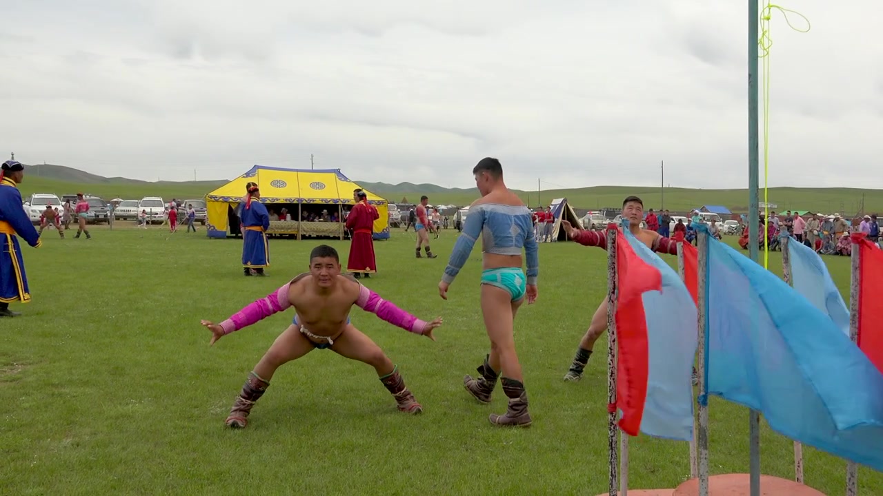 Lutadores Mongóis Apresentando Dança Tradicional no Festival Naadam