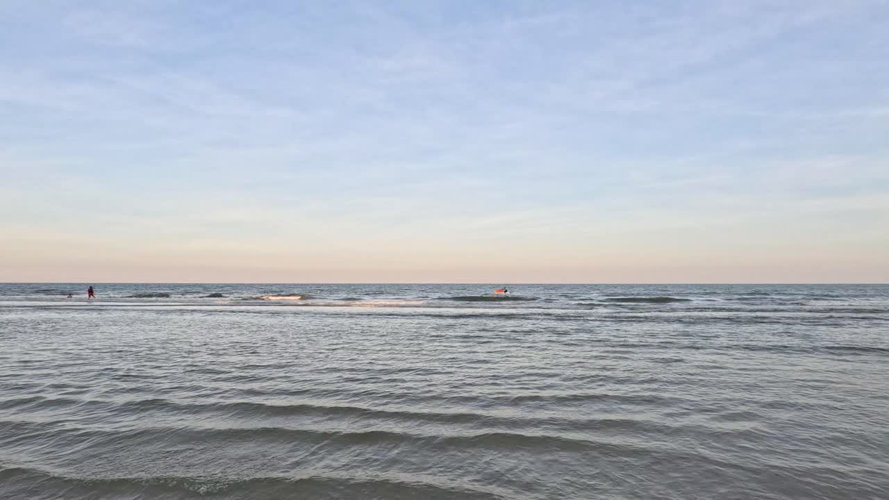 바다 위에서 일몰의 조용한 진행.