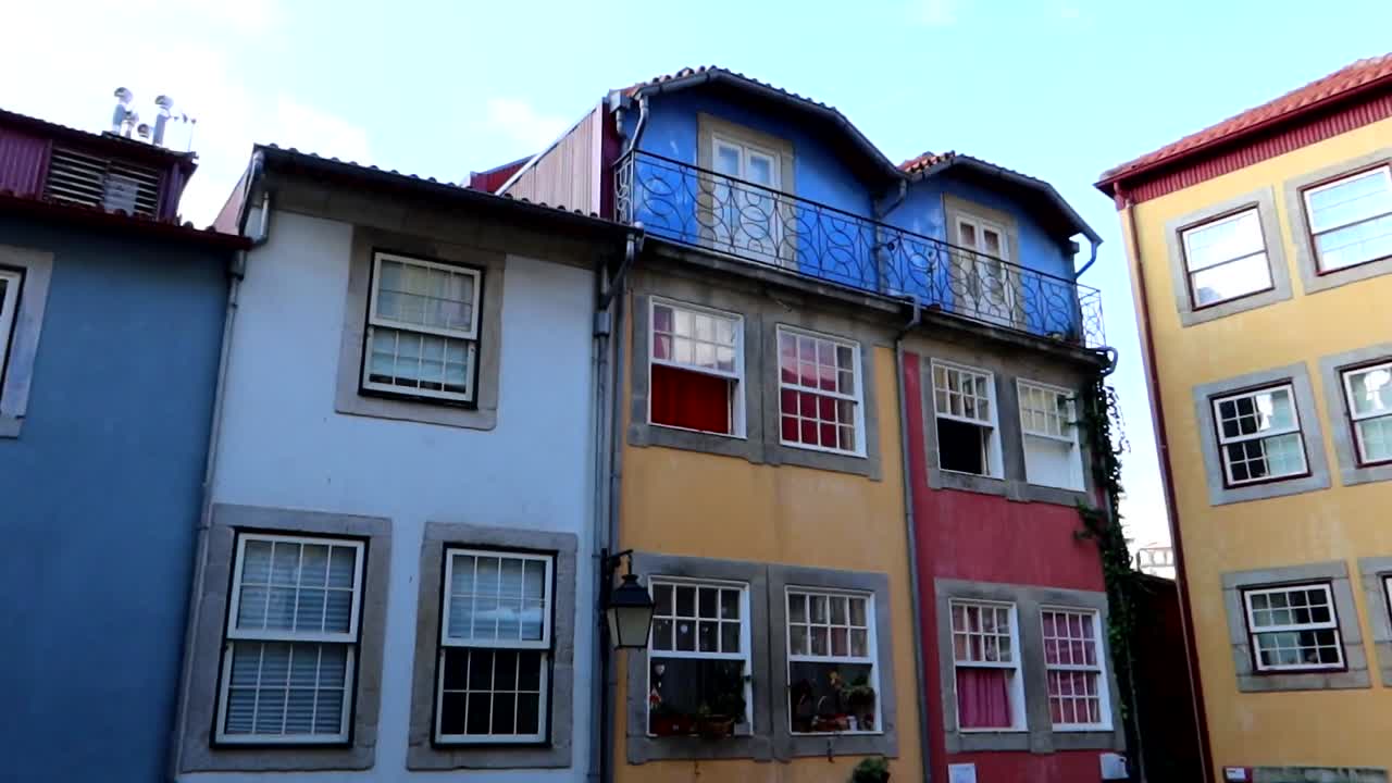 panorámica izquierda a lo largo del largo da pena ventosa en oporto, las coloridas fachadas de oporto