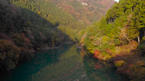 在秋季的色彩季節,在大自然中慢慢向前飛過廣<unk>的河流