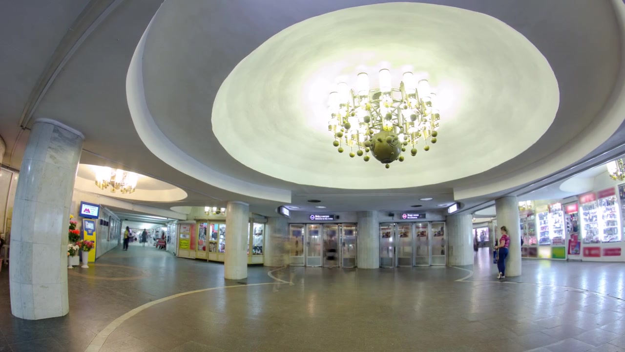 Ingresso alla stazione della metropolitana Universitet sulla linea Saltivska della metropolitana di Kharkiv in timelapse hyperlapse, con passeggeri vicino alle macchinette dei biglietti, a Kharkov, Ucraina