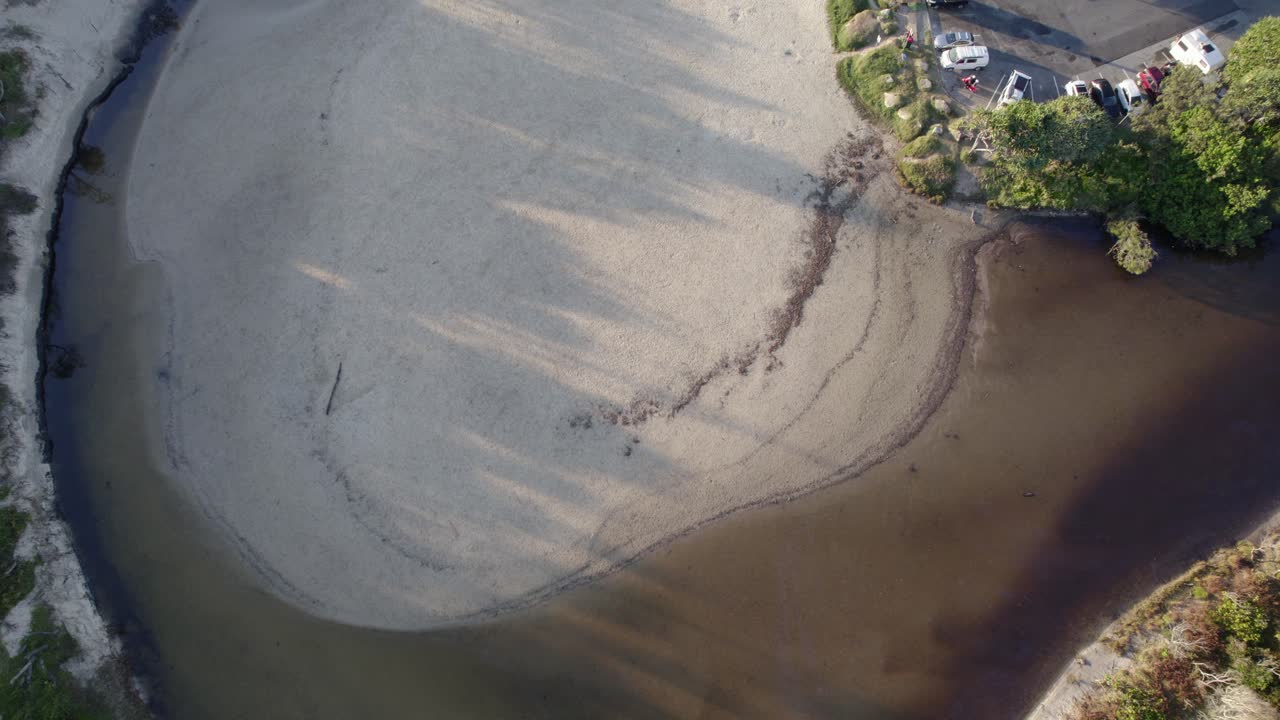 스투머스 크리크 (stumers creek) - 오스트레일리아  ⁇ 즈랜드의 노사 (noosa) 에 있는 쿨럼 근처의 해변으로 가는 하천