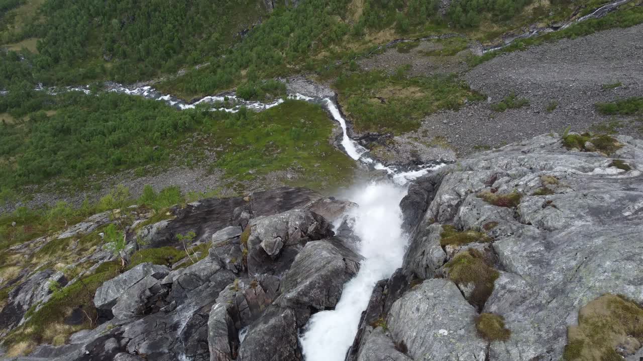 hombre parado en el borde de un acantilado alto y peligroso
