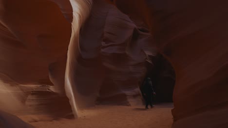 Mujer-Joven-En-Antelope-Canyon,-Arizona,-Hermosas-Paredes-De-Arenisca-Onduladas-Y-Suaves