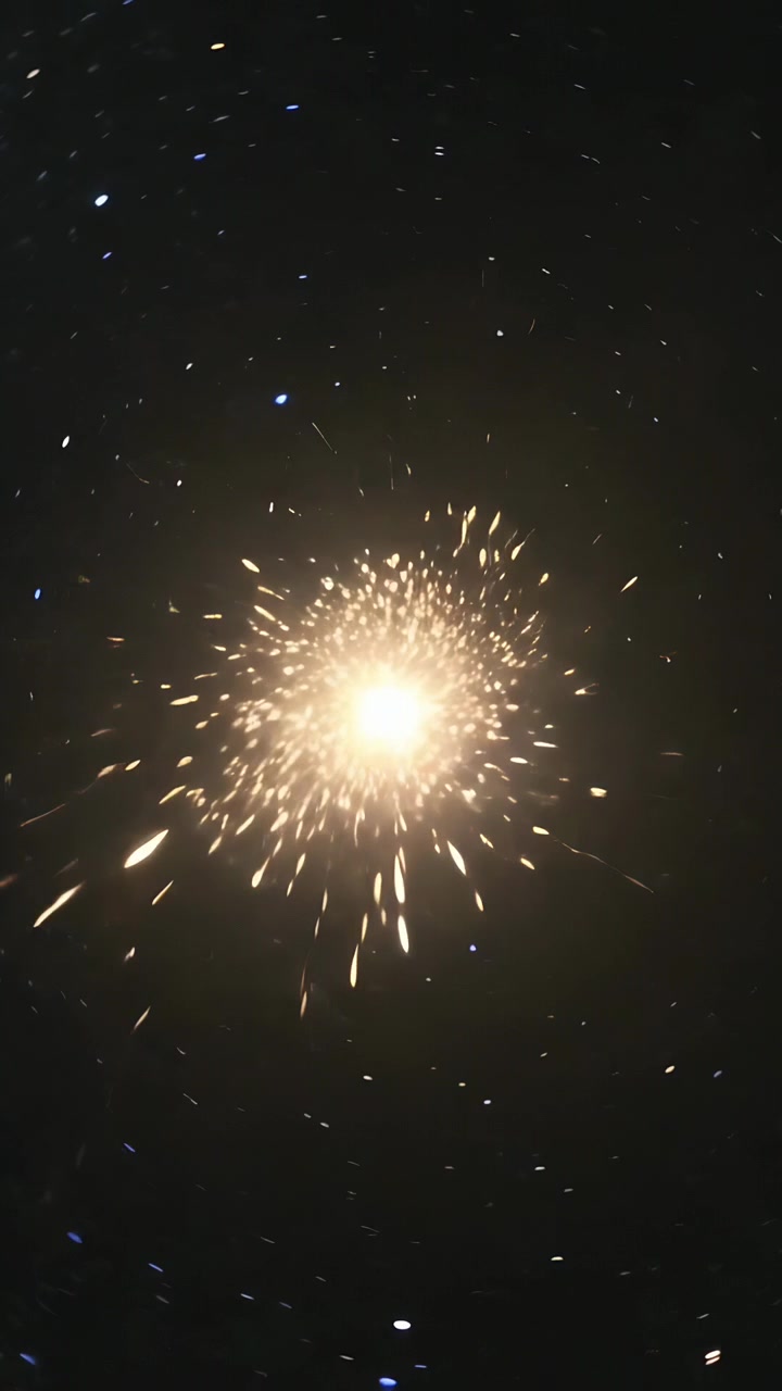 Vertikal video: En liten ljus punkt bildas som gnistrar i en central explosion, växer till stjärnor och utsänder gnistor