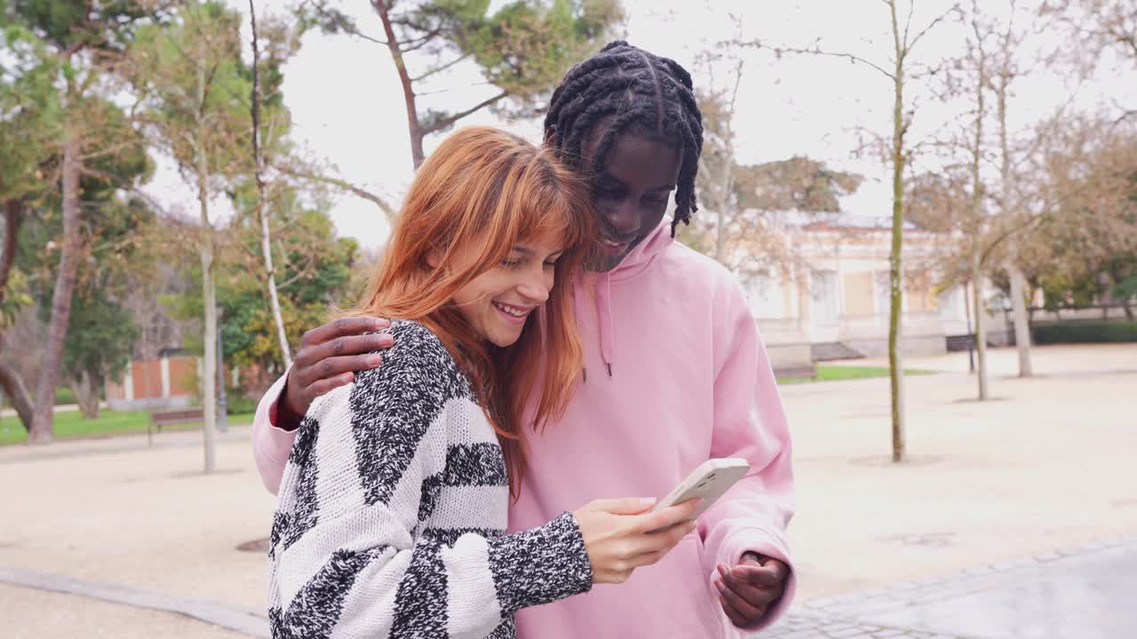 Parkta telefona bakan çift