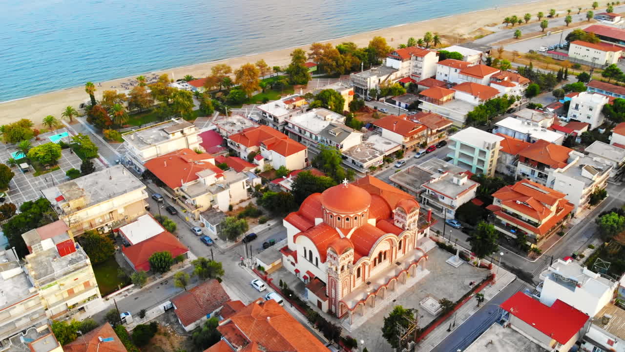 Panorama de Asprovalta com vários edifícios, incluindo a igreja de São Jorge. Costa do Mar Egeu. Dia ensolarado. Grécia