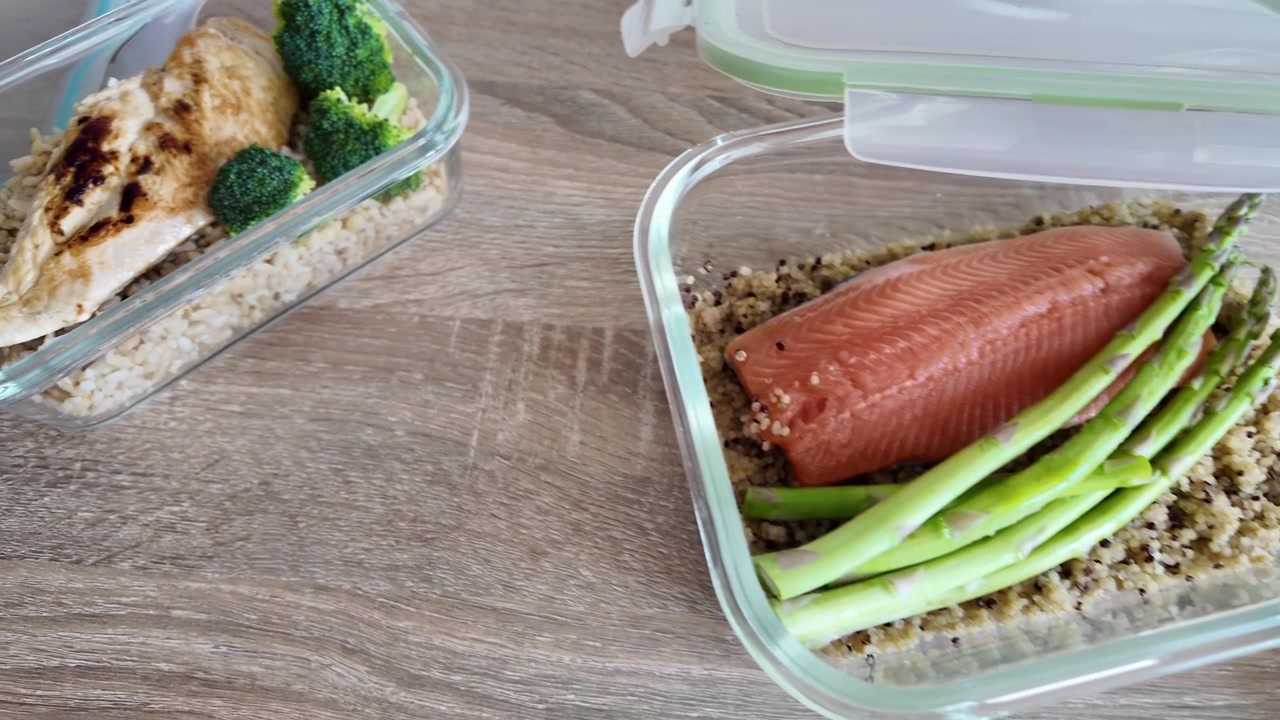 Preparazione di contenitori per il 'meal prep' settimanale nella cucina di casa