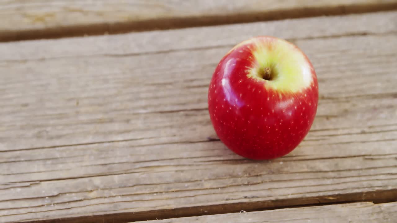 Rødt æble på træplanke