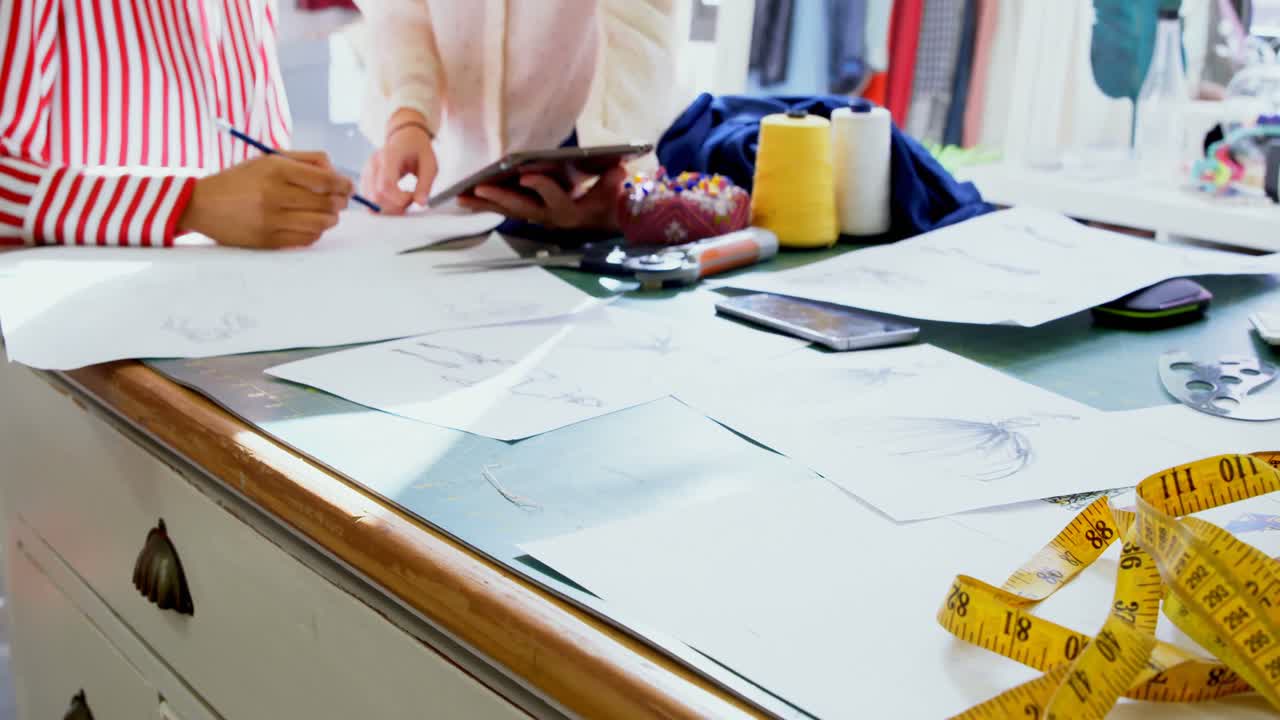 패션 디자이너들이 스케치 4k에 대해 논의하고 있습니다.