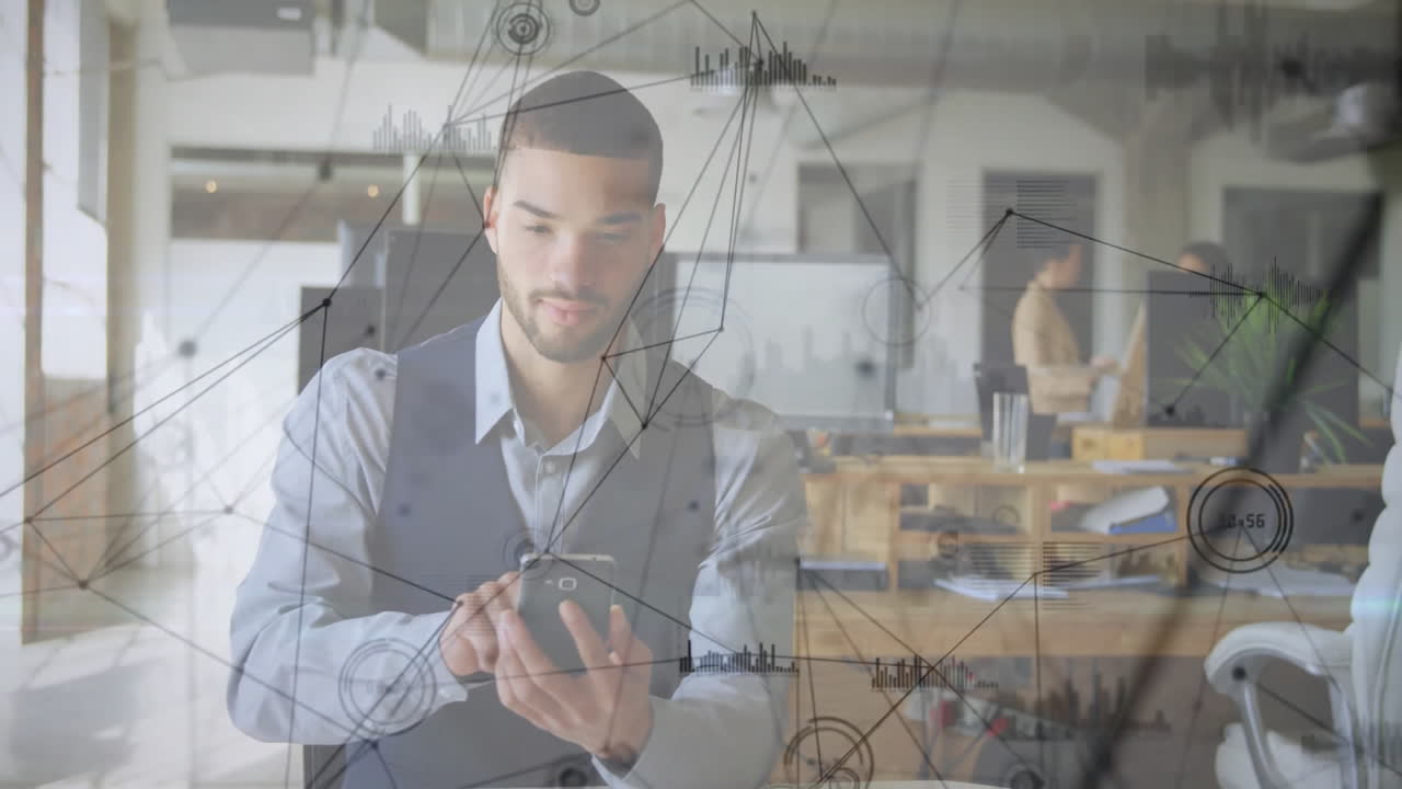 с помощью смартфона, человек в офисе с сетевыми соединениями анимация над рабочим пространством