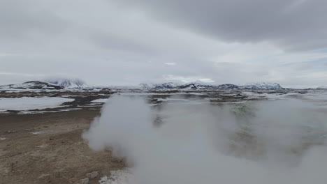 Vista-Aérea-Del-área-Geotérmica-Del-Géiser-En-El-Paisaje-De-Islandia,-Disparo-De-Drones