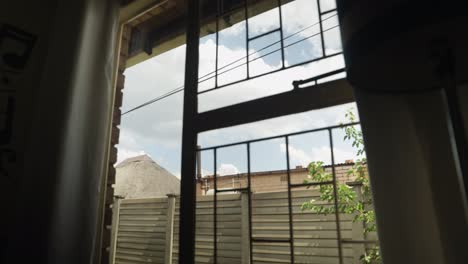 lapso de tiempo amplio plano de nubes a través de la ventana de una casa