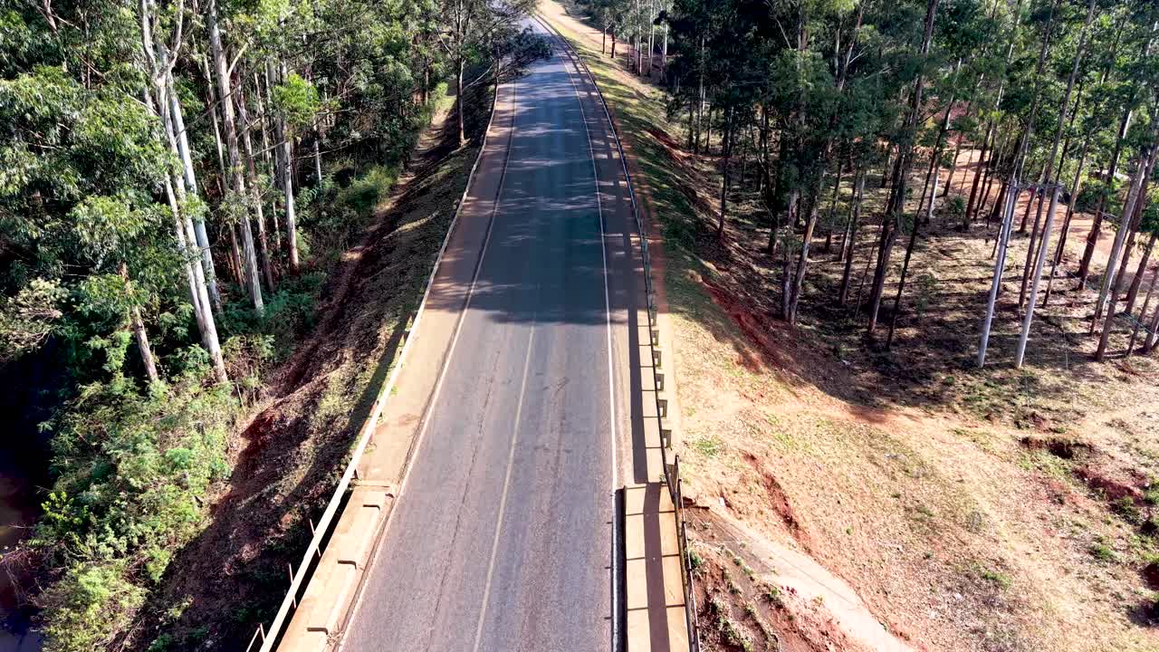 Dårlige landeveje i landlige Kenya, gårde langs vejkanten, forurenet flod, biler kører på landeveje i Kenya