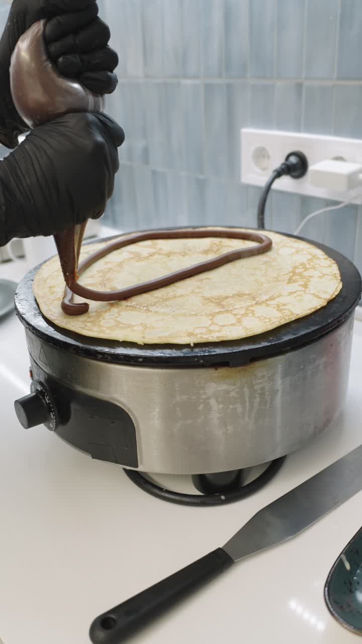 Making a crepe with chocolate
