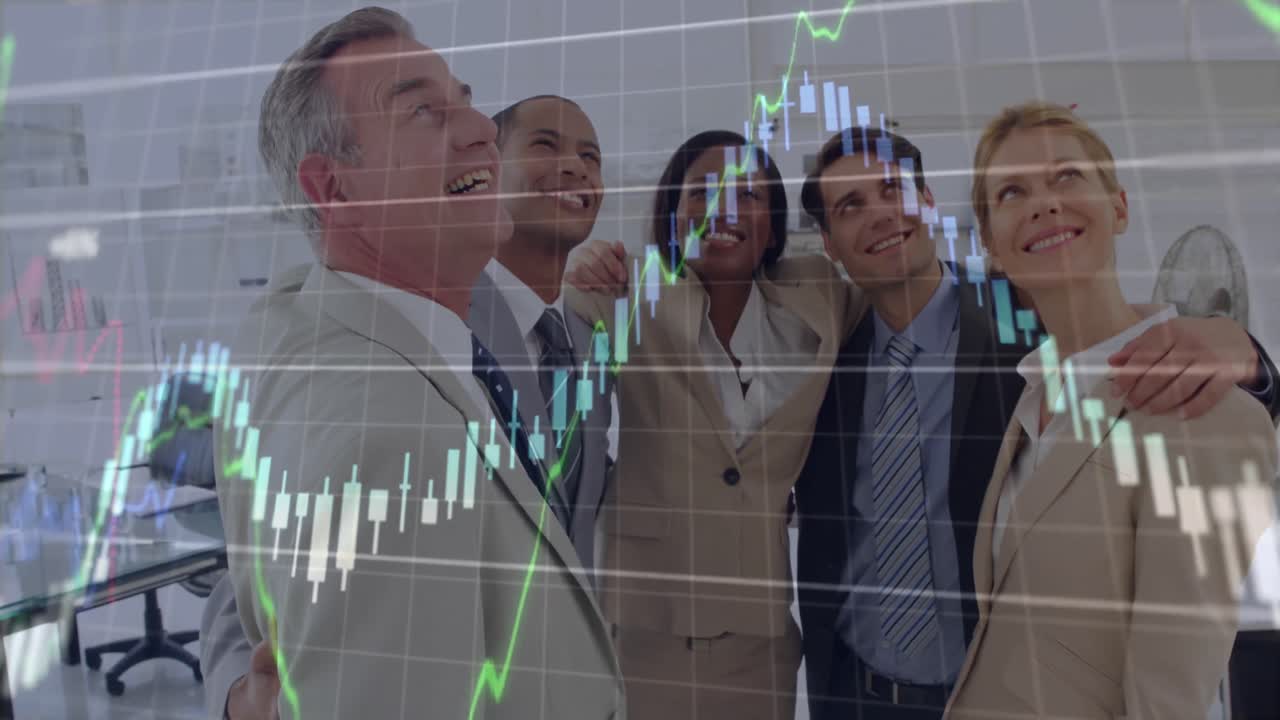 Animação de processamento de dados financeiros contra diversos empresários olhando juntos para cima no escritório