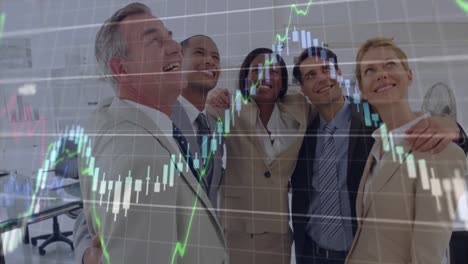 animación del procesamiento de datos financieros contra diversos empresarios que miran juntos en la oficina