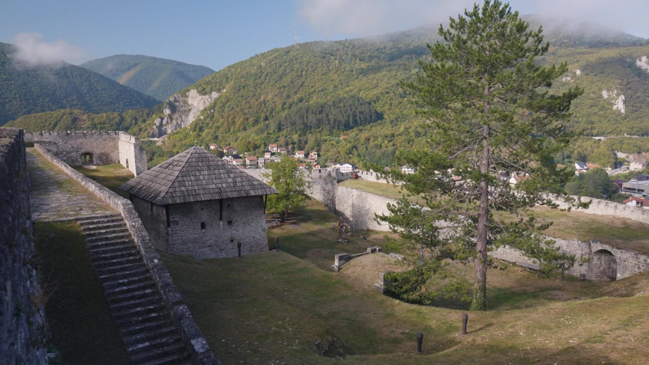 Sanfte Schwenkaufnahme der Burg Jajce im Morgenlicht.