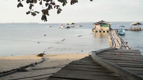 blick von der anlegestelle auf die indonesische bucht