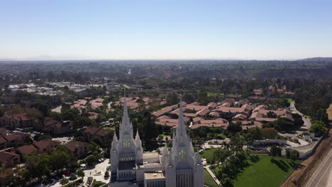 Drone-Vuela-Hacia-La-Estatua-Del-ángel-Moroni-En-La-Parte-Superior-De-La-Torre-Este-Del-Templo-De-San-Diego-California---Antena