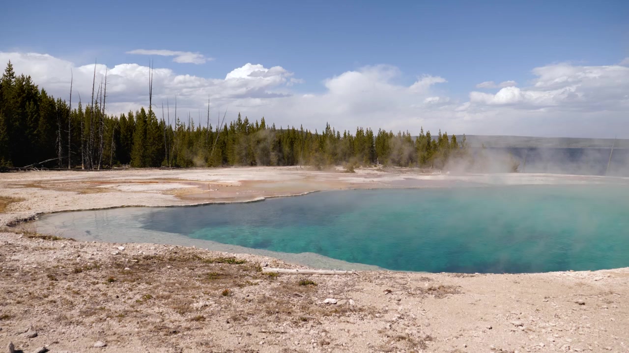 Vid utsikt over Abyss Pool hydrotermisk kilde, Yellowstone nasjonalpark Wyoming
