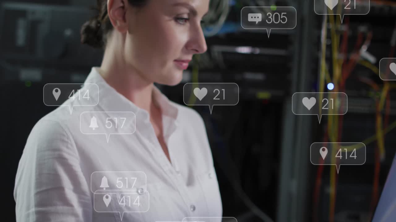 animación de cajas de mensajes sobre una mujer caucásica sonriente trabajando en una computadora portátil en la sala de servidores