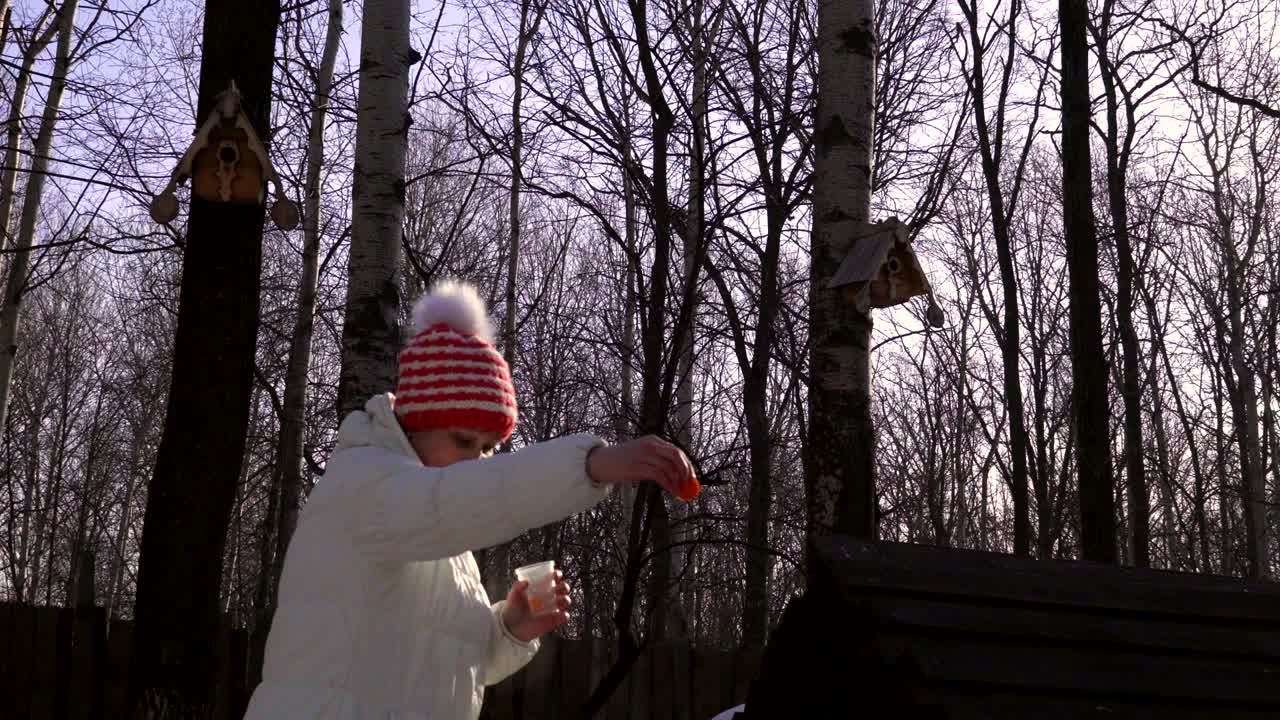 한 중년 여성이 어린 염소에게 먹이를 주고, 염소가 뒷다리 위에 서도록 강요하고, 그에게 당근을 먹여주며, 염소는 당근을 좋아한다.